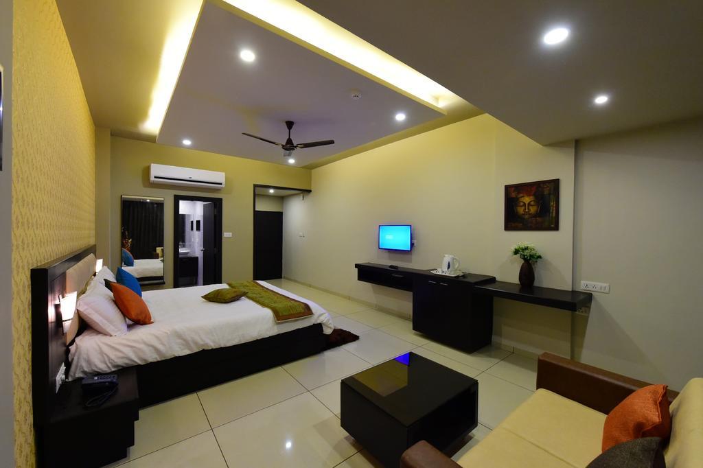 Hotel Opulence Nadiad ภายนอก รูปภาพ